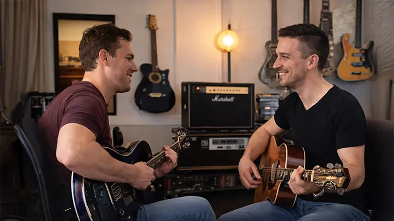 Privé gitaarles in Limburg met Wouter Baustein in Guitar Studio Gingelom, samen gitaar spelen in de studio