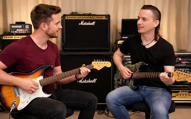 Wouter Baustein met gitaar voor privé gitaarles voor Borgloon en omgeving