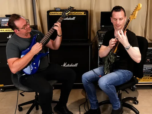 Wouter Baustein met gitaar voor privé gitaarles in Guitar Studio Gingelom