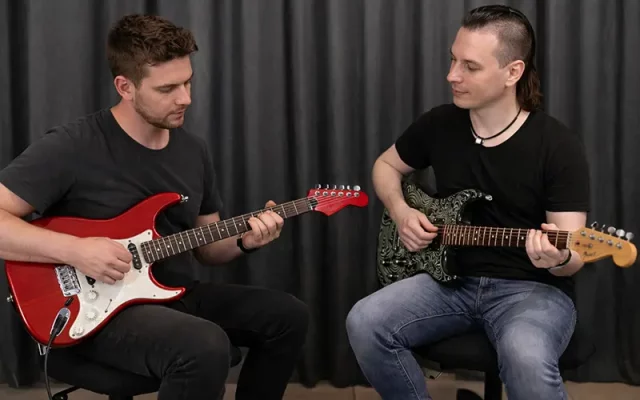 Wouter Baustein met gitaar voor privé gitaarles voor Wellen en omgeving