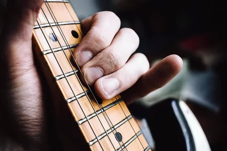 Vibrato op gitaar: close-up van fretting-hand op gitaarhals – Wouter Baustein – Guitar Training Studio