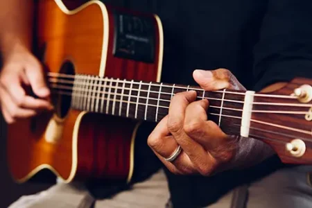 Gitaar snaren vervangen op akoestische gitaar – hand op hals en stemmechanieken