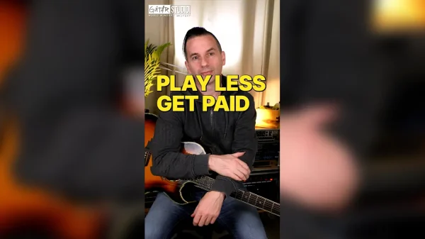 gitarist die leert wanneer niet te spelen en ruimte laat in muziek